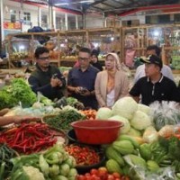 Bupati dan Wakil Bupati Kuningan saat monitoring ketersediaan sembako di Pasar Baru.